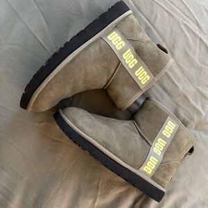 NWOT Classic Mini Side Logo Olive Green UGGs Size 9